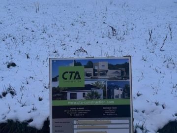 Nouveau projet à venir à Gramond 💥🏡

La semaine dernière, c'est sous la neige que Valentin est allé déposer le panneau d'affichage du permis de construire de...