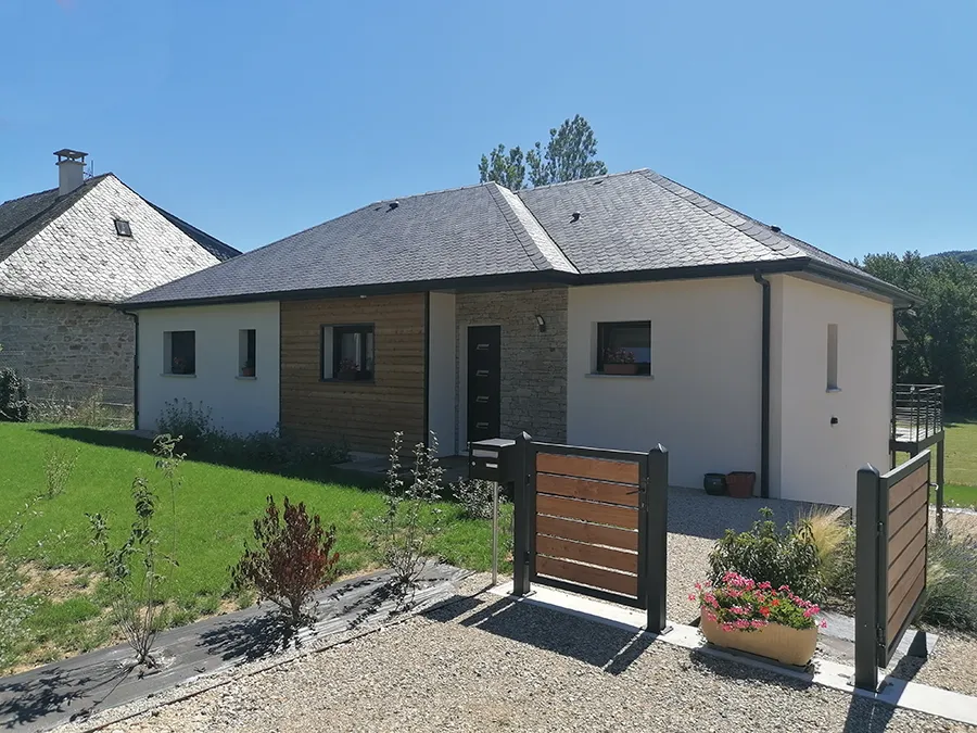 Maison traditionnelle avec terrasse suspendue à Montrozier