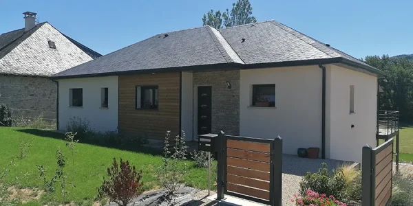 Maison traditionnelle avec terrasse suspendue à Montrozier