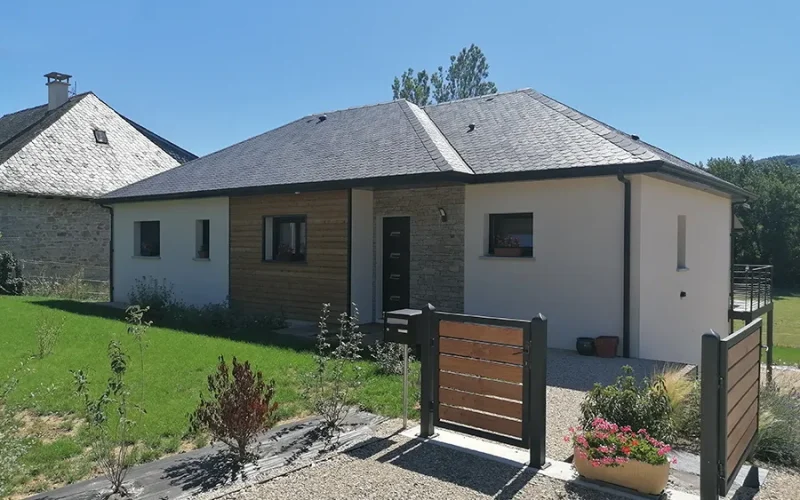 Maison traditionnelle avec terrasse suspendue à Montrozier